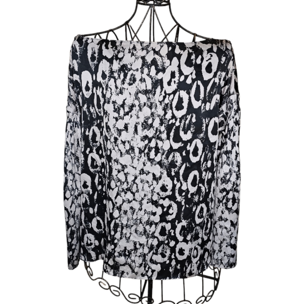 Jennifer Lopez Black & White Flair Top, XL Womens. Bell Sleeves, Loose-fitting